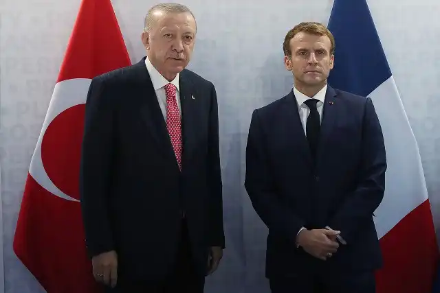 Fransa Cumhurbaşkanı Emmanuel Macron, telefon aracılığıyla Cumhurbaşkanı Recep Tayyip Erdoğan'ı tebrik ederek seçim başarısını kutladı.