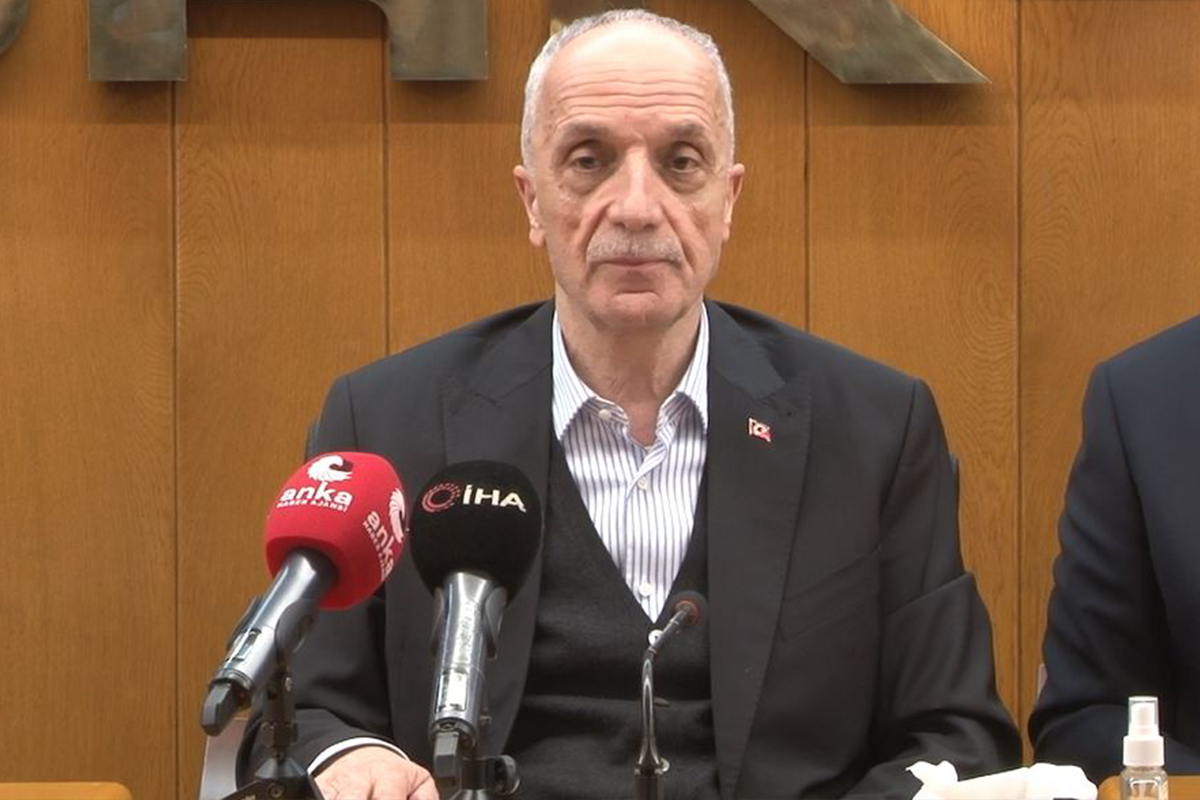 TÜRK-İŞ Genel Başkanı Ergün ATALAY, 1 Mayıs Emek ve Dayanışma Günü etkinlikleri kapsamında Adana’da açıklamalarda bulunuyor.