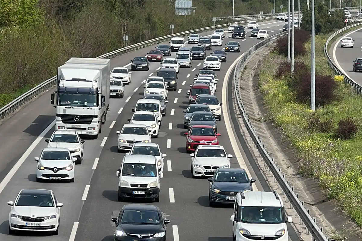 TEM Otoyolu Hendek ve Gümüşova arasında gerçekleşecek  yenileme çalışmaları sebebiyle saat 21.00-07.00 saatlerinde Ankara ve İstanbul istikameti kısım kısım trafiğe kapatılacak.