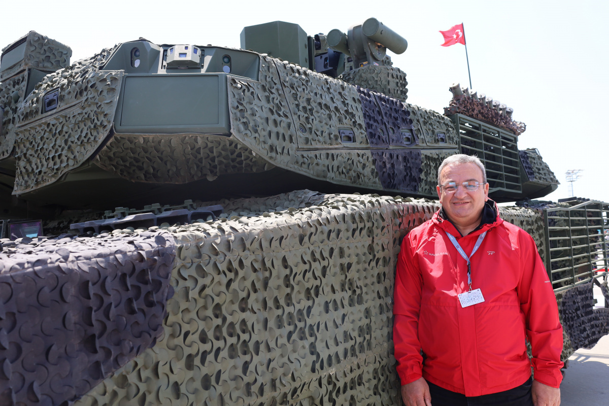 Cumhurbaşkanlığı Savunma Sanayi Başkanlığı projesiyle BMC Savunma tarafından Türkiye'nin milli ve özgün imkanlarıyla üretilen Altay tankı, TEKNOFEST-2023'te vatandaşlarla buluştu.