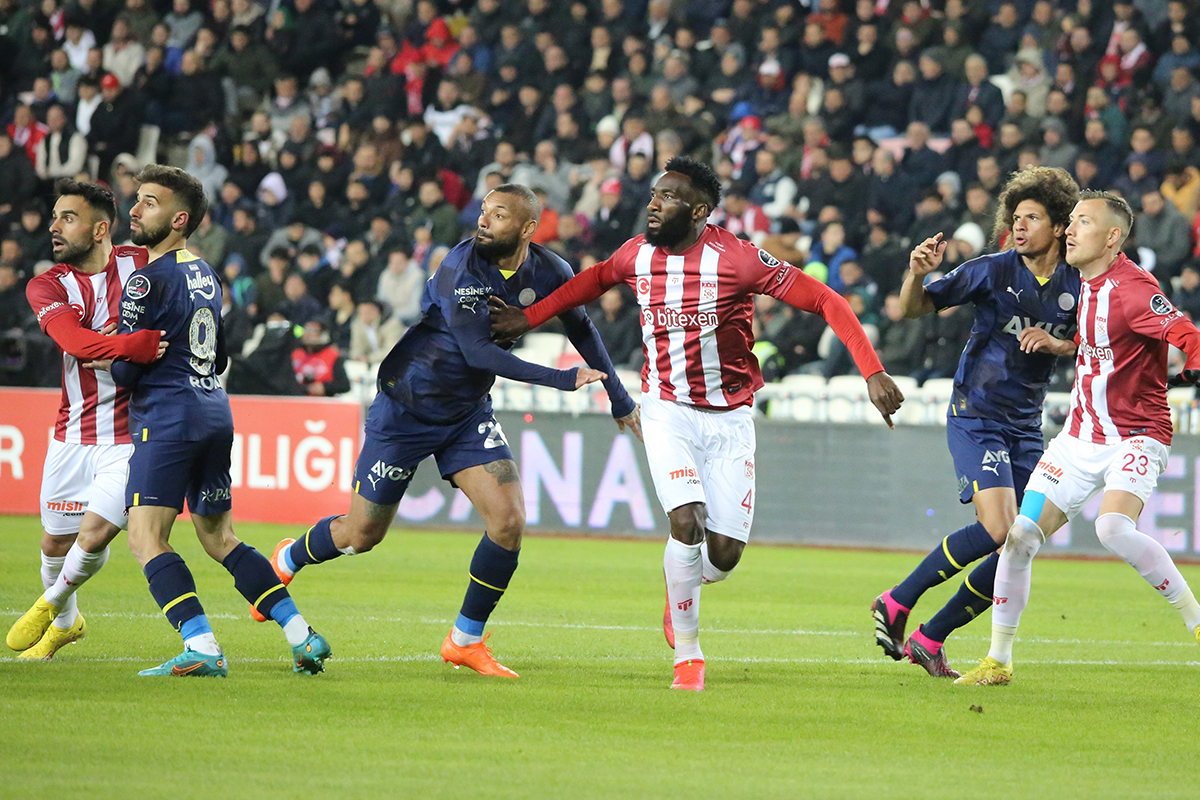 Ziraat Türkiye Kupası Yarı Final ilk maçında karşılaşacak olan Sivasspor ve Fenerbahçe, kupada 6. kez karşı karşıya gelecekler. Sarı-lacivertli ekip, sadece 3 gün önce lig maçında mağlup ettiği rakibini tekrar yenerek rövanş için avantaj elde etmek istiyor. Ziraat Türkiye Kupası Yarı Final ilk maçında F