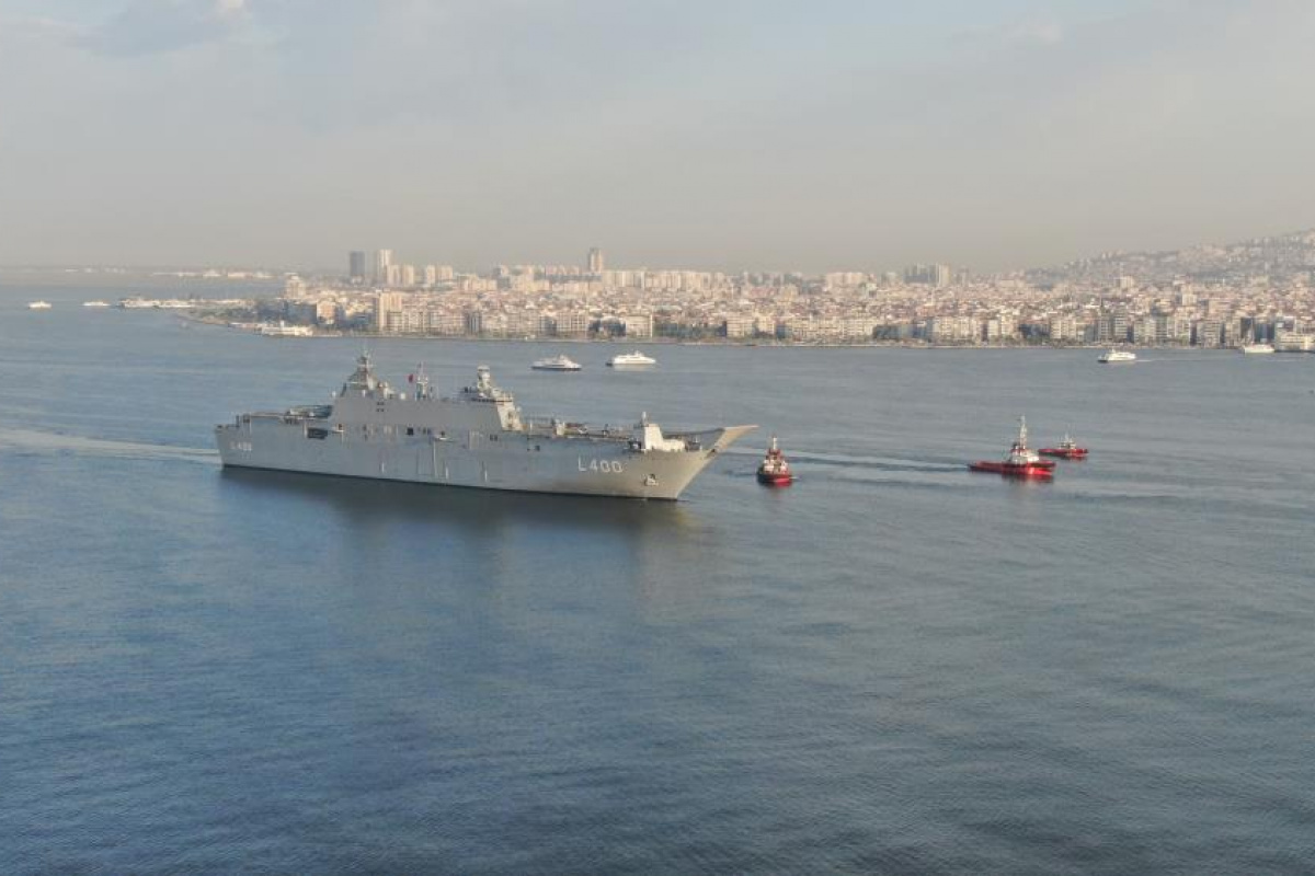 Dünyanın ilk (SİHA) gemisi TCG Anadolu, İzmir limanına demir attı. İzmir limanına demirleyen TCG Anadolu, bugün saat 12.00'de vatandaşların ziyaretine açıldı.