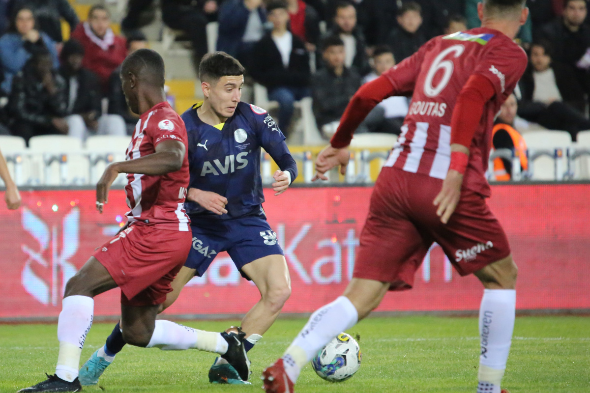 Ziraat Türkiye Kupası yarı final ilk maçında Fenerbahçe deplasmanda Sivasspor'la 0-0 berabere kaldı. Finalist Kadıköy'de belli olacak.