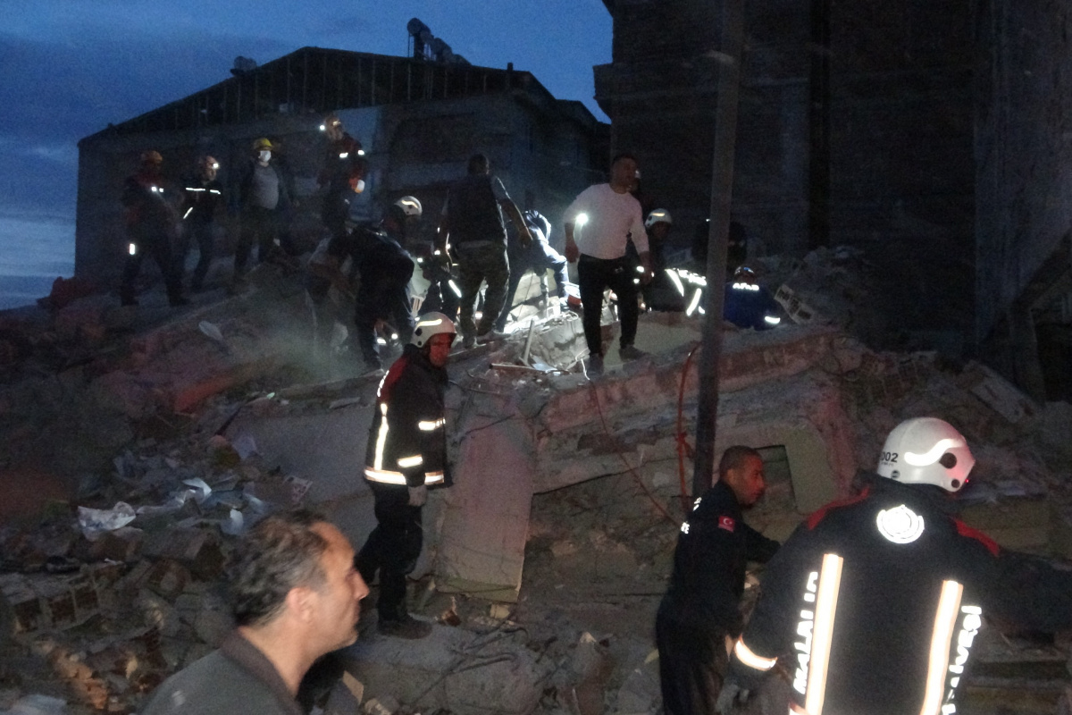 Malatya’da Kahramanmaraş merkezli depremlerde ağır hasar alan 3 katlı bir bina çöktü. Binanın enkazında kalan 1 kişi hayatını kaybetti.