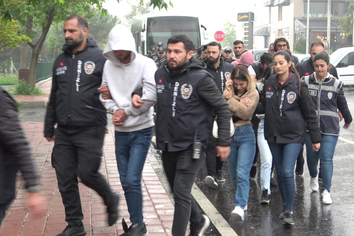 İcra takibi yalanıyla 200'den fazla kişiyi dolandırdılar. Denizli merkezli Manisa, Aydın ve Antalya illerinde, kendilerini avukat olarak tanıtarak 200’den fazla kişiyi milyonlarca lira dolandırdıkları iddiasıyla gözaltına alınan 3’ü kadın 17 şüpheliden 15’i tutuklandı