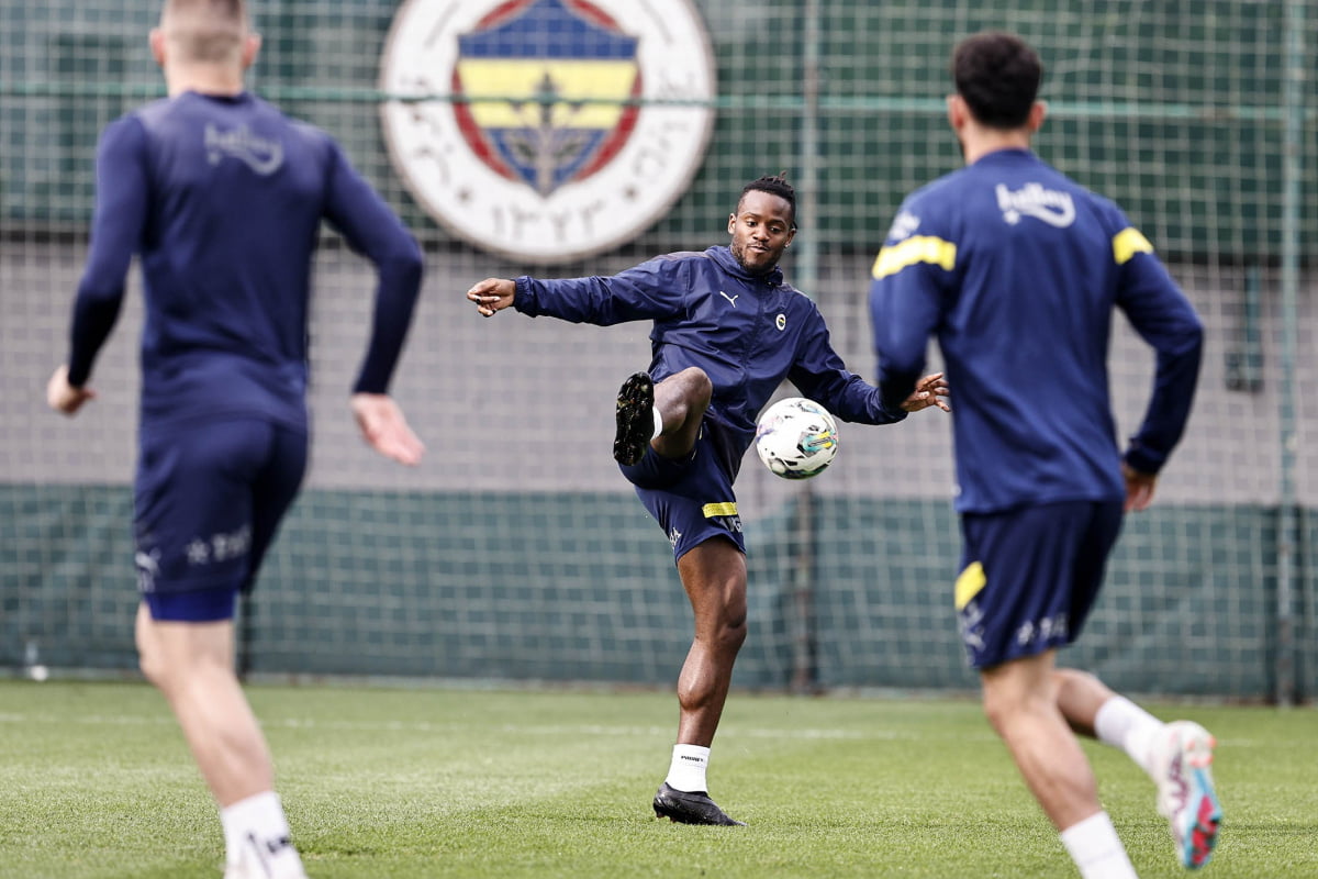 Fenerbahçe, Ziraat Türkiye Kupası yarı final rövanş maçında çarşamba evinde DG Sivasspor ile oynayacağı maçın hazırlıklarına bugün yaptığı antrenmanla başladı.