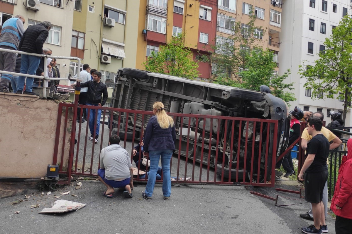 Beşiktaş'ta, sürücüsüz bir minibüs yokuş aşağıya kayarak önce bir kadına, sonra da doğalgaz kutusuna çarptı. Doğalgaz kutusu patlayınca paniğe kapılan vatandaşlar, sızıntı kesilene kadar yaralı kadına müdahale edemedi.