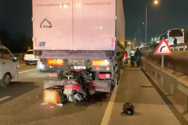 Kocaeli'nin Gebze ilçesinde yaşanan trafik kazasından sonra kontrol amaçlı sağa çekilen araçlardan tıra, seyir halinde olan bir motosiklet ok gibi saplandı. Motokurye yaşanan kazada hayatını kaybetti.