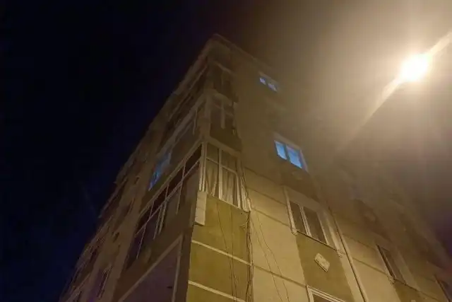 Esenler'de 5 katlı binada meydana gelen yangın sonrası binadaki bir dairenin içerisinde bir erkek cesedi bulundu. Yabancı uyruklu olduğu belirlenen kişinin ayakları ve ağzının ayrı iplerle bağlanarak öldürüldüğü tespit edildi.