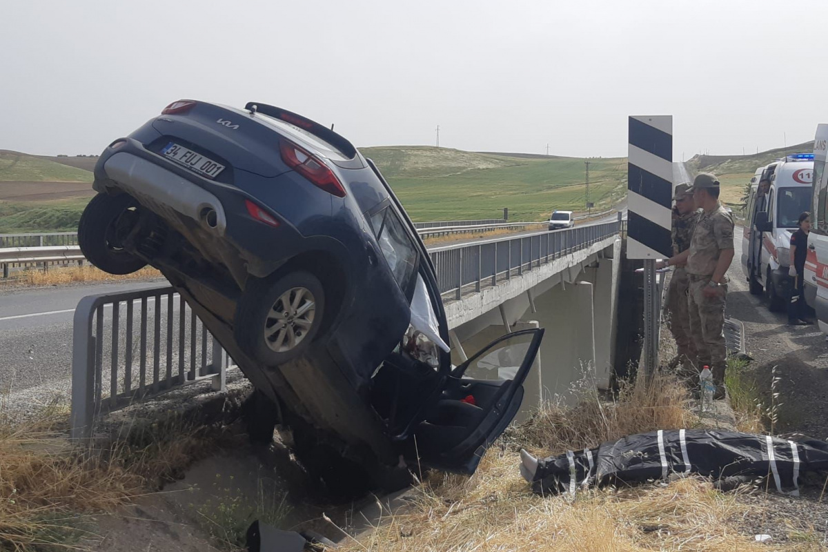 Diyarbakır-Silvan karayolunda meydana gelen kazada bariyerleri aşarak köprüde asılı kalan aracın sürücüsü hayatını kaybetti, 3 kişi de yaralandı.