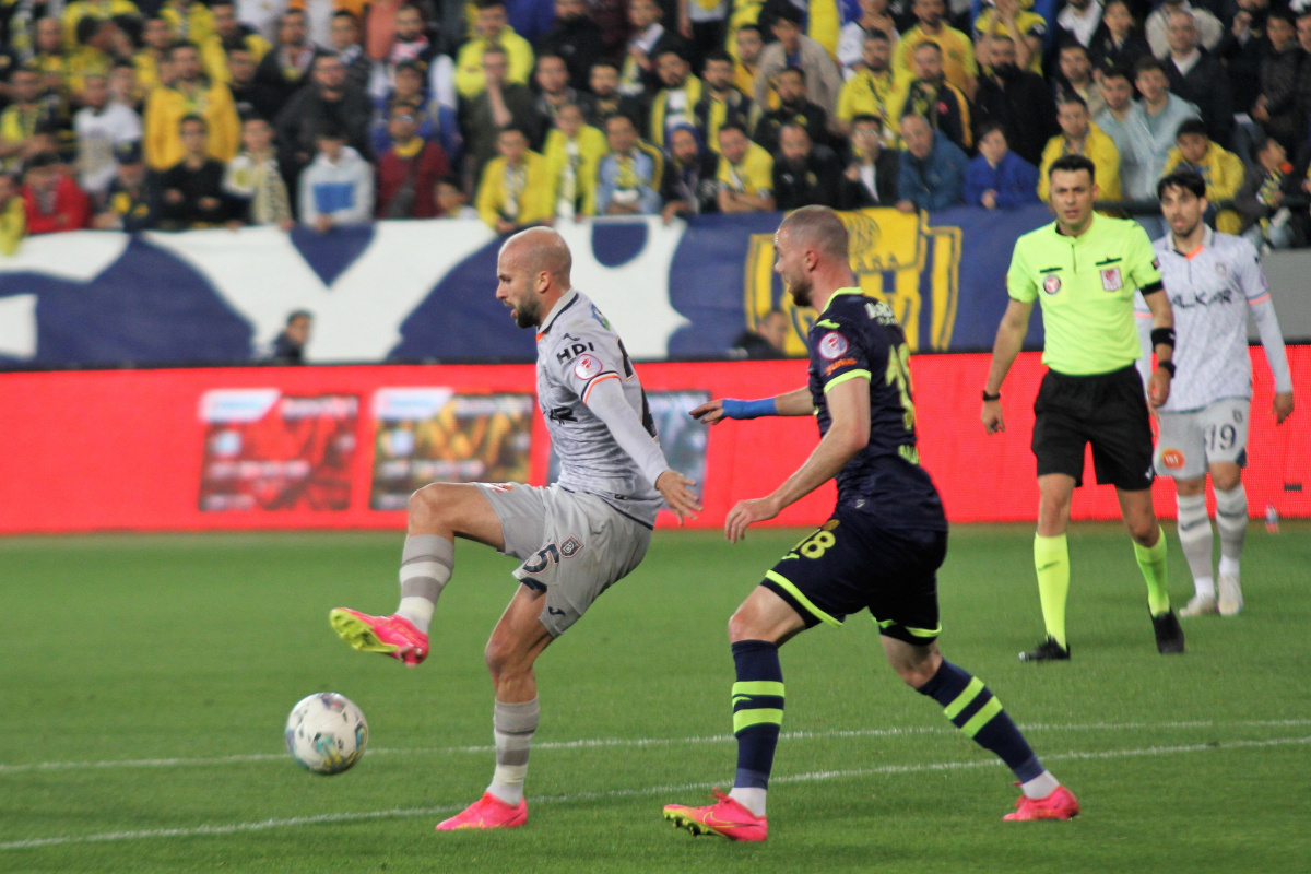 Ziraat Türkiye Kupası Yarı Final rövanş maçında MKE Ankaragücü, sahasında Başakşehir ile karşı karşıya geldi. Medipol Başakşehir, MKE Ankaragücü ile 2-2 berabere kalarak finalde Fenerbahçe'nin rakibi oldu.