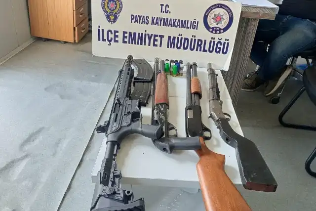 Hatay'ın Payas ilçesinde gerçekleştirilen bir ikamet baskınında, yapılan aramada 4 adet ruhsatsız tüfek, yanlarında şarjör ve mermileriyle birlikte ele geçirildi.