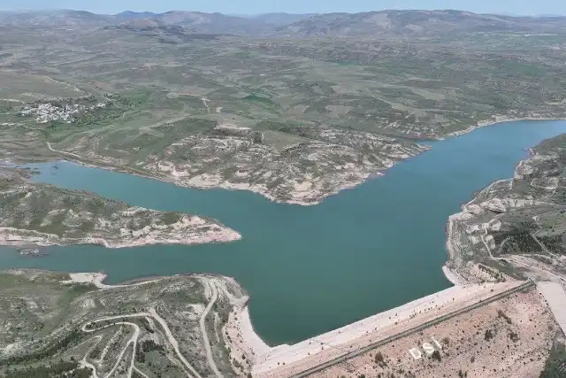 Kuraklık nedeniyle büyük ölçüde kuruyan Sivas'taki 4 Eylül Barajı, yağışlarla birlikte yeniden su seviyesini yükseltti ve dolmaya başladı.