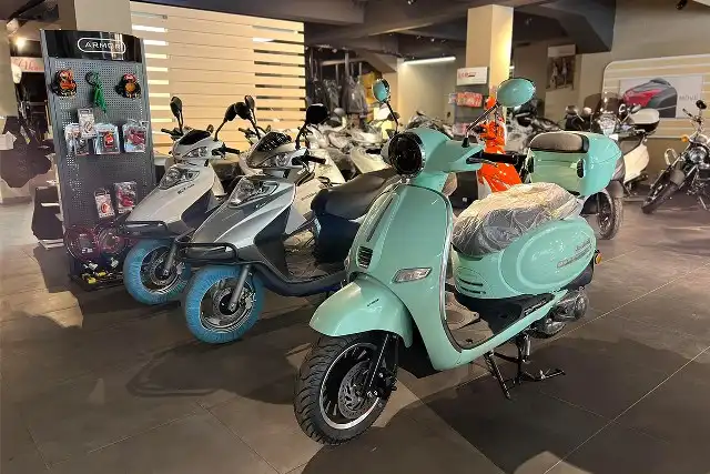 Geçtiğimiz yıla kıyasla, motosiklet satışlarında yaşanan artış oranı yüzde 450'yi aştı. Otomobil fiyatlarında meydana gelen artış ve arz sıkıntısı, vatandaşları motosiklet almaya yönlendirdi. 