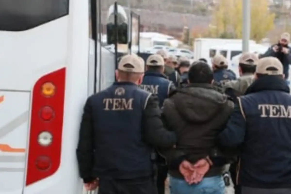 Hakkari'de polis ekipleri tarafından gerçekleştirilen operasyonlarda PKK/KCK ve FETÖ/PYD silahlı terör örgütlerine yönelik olarak 28 kişi gözaltına alındı.