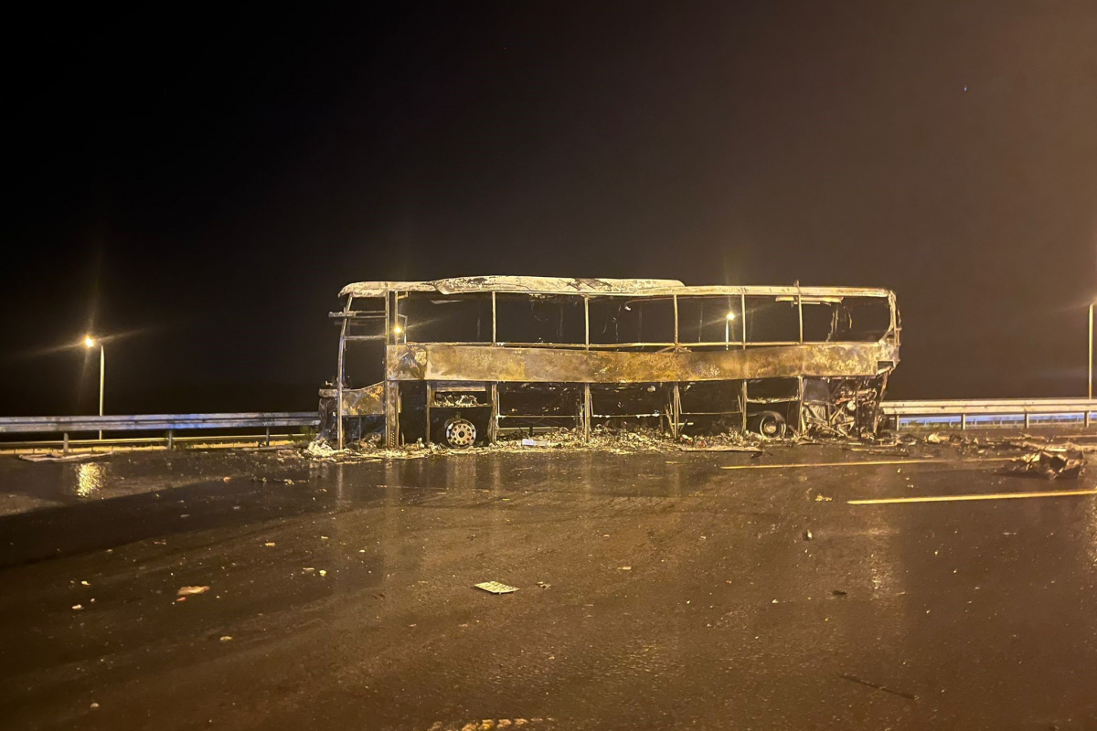 Ankara'da bir tırın otobüse arkadan çarpması sonucu otobüs alev aldı. Kazada 5 kişi yaralandı.