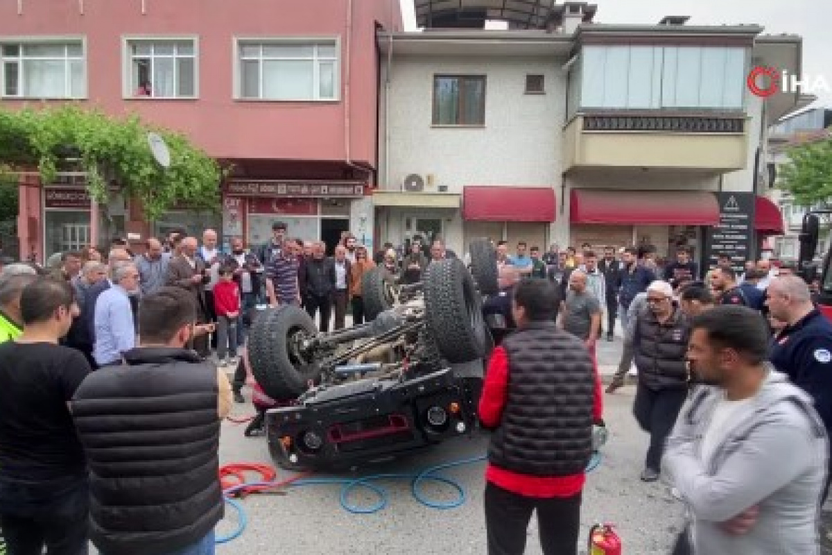 Adapazarı ilçesinde bir kavşakta otomobil ile çarpışan off-road aracı takla attı. Kazayı gören vatandaşlar, yaralı sürücüye yardım etmek için seferber oldu. İtfaiye ekipleri tarafından sıkıştığı yerden kurtarılan yaralı, hemen tedavi edilmek üzere hastaneye götürüldü.