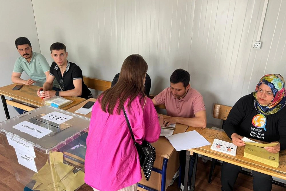 Depremin merkezi Kahramanmaraş’ta kurulan konteyner sandıklarda vatandaşlar, Cumhurbaşkanlığı ikinci tur seçimlerinde oylarını kullanmaya başladı.