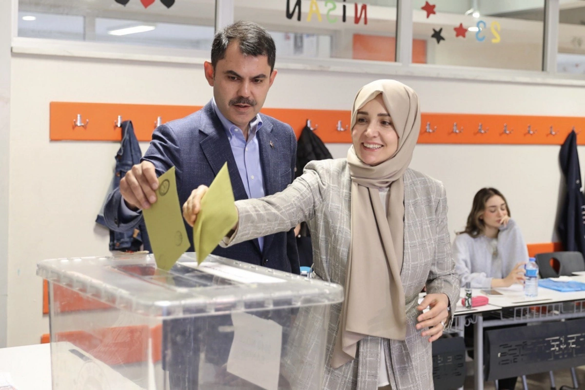 Çevre, Şehircilik ve İklim Değişikliği Bakanı ve İstanbul 1. Bölge’den milletvekili seçilen Murat Kurum eşi Şengül Kurum ile birlikte, İstanbul'da TEB Ataşehir Ortaokulu'nda oyunu kullandı.