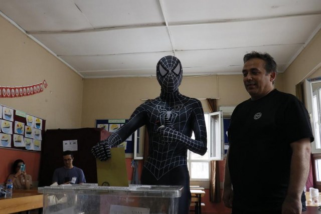 Adana'da bir kişi, Cumhurbaşkanlığı seçiminde oy kullanmak için örümcek adam kostümü giydi. Oy kullandığı okulda, çocuklar ve vatandaşlar örümcek adam kostümüyle gelen Can Şaşkın'a büyük ilgi gösterdi.