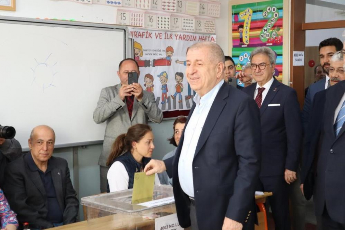 Zafer Partisi Genel Başkanı Ümit Özdağ, Çankaya TSK Mehmetçik Vakfı Hafize İhsan Payaza Ortaokulu'nda bulunan 4003 numaralı sandıkta oy kullandı.