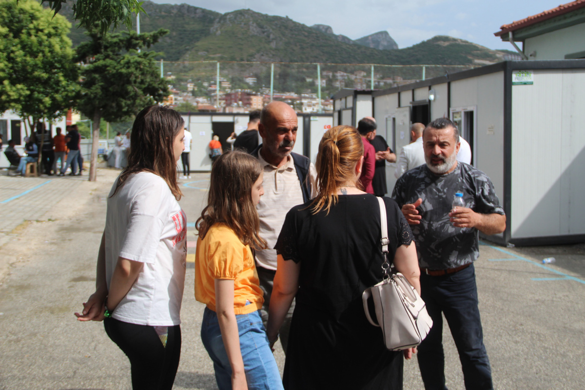 Hatay'da, Cumhurbaşkanlığı ikinci tur seçimi kapsamında geri dönen vatandaşlar, oy kullanmanın yanı sıra birbirleriyle hasret giderdi.