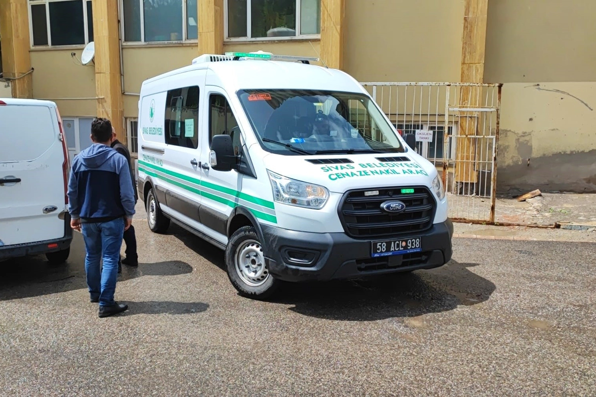 Sivas’ta vücuduna kene yapışması sonrası Kırım Kongo Kanamalı Ateşi (KKKA) hastalığı şüphesiyle tedavi gören kişinin ölmesiyle birlikte KKKA hastalığı nedeniyle vefat edenlerin sayısı ikiye çıktı.