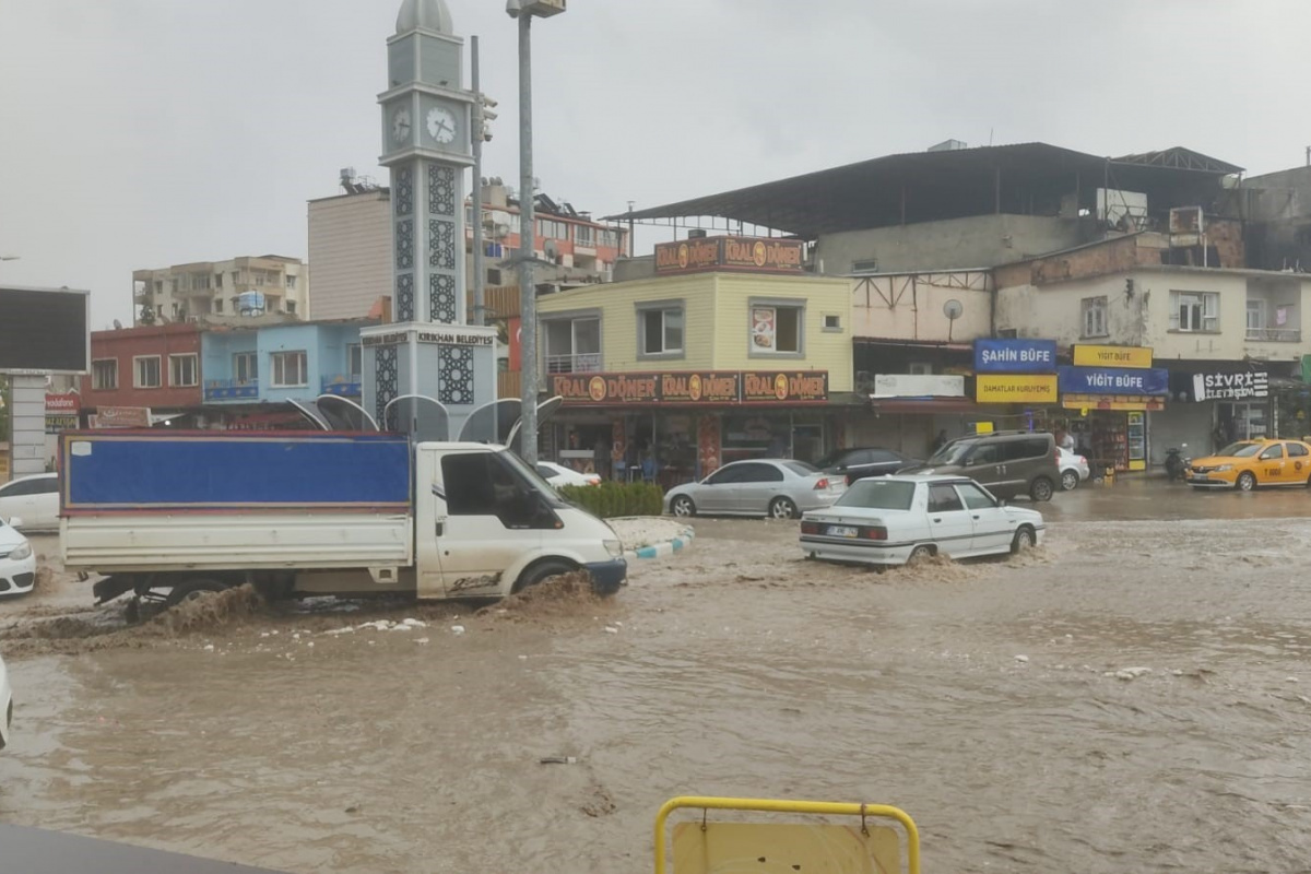 Hatay'ın Kırıkhan ilçesinde deprem bölgesinde fırtına ve yağışlı hava etkili oldu.