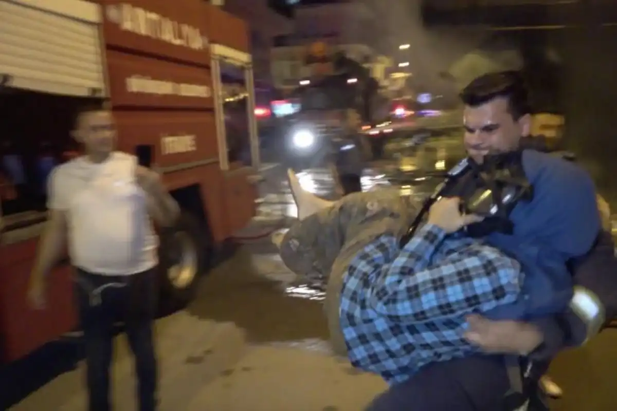 Manavgat ilçesindeki bir binanın zemin katında başlayan yangın hızla yayılarak tüm bina etrafını sardı. Yangının etkisiyle, binanın üst katlarında mahsur kalan 13 kişi, güvenliğini sağlamak için en üst kata sığındı.