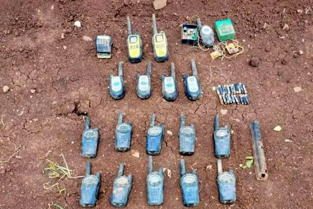 Bölücü terör örgütüne yönelik gerçekleştirilen operasyonda Siirt İl Jandarma Komutanlığı personeli tarafından çok sayıda el telsizi ve patlayıcı düzenekleri ele geçirildi.