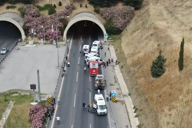 İzmir Çevreyolu Bayraklı Tünelleri'nde bir tırın alev alması sonucu çıkan yangında dumandan etkilenen kişi sayısı 25'e yükseldi. Yaralılar hastanelerde tedavi altına alınırken, hayati tehlikelerinin bulunmadığı bildirildi. Yangın saat 11.00 sıralarında İzmir Çevreyolu Bayraklı Tünelleri'nde meydana geldi. Edinilen bilgiye göre, Bornova'dan Karşıyaka istikametine seyir halinde olan bir tır bilinmeyen bir nedenle birden alev aldı. Yangının tünelde olması sebebiyle dumanlar tünelin içini kaplarken, ihbar üzerine olay yerine çok sayıda itfaiye, sağlık ve polis ekibi sevk edildi. Kısa sürede olay yerine ulaşan itfaiye ekipleri alevlere müdahale ederken, yangın bir süre sonra kontrol altına alındı. Yardıma koşanlar da dumandan etkilendi Tünel içinde bulunan ve dumandan etkilenen araç içerisindeki çok sayıda vatandaş da polis, jandarma ve itfaiye ekipleri tarafından araçlarla dışarı çıkartıldı. Tünel çıkışında bekleyen ambulans görevlileri vatandaşlara müdahale ederken, vatandaşları kurtarmak için tünele giren kamu görevlisi 5 kişinin de dumandan etkilendiği öğrenildi. Yaralılar ambulansla sevk edildikleri çevre hastanelerde tedavi altına alınırken, hayati tehlikelerinin bulunmadığı bildirildi. Öte yandan, İzmir Valisi Yavuz Selim Köşger ve İl Emniyet Müdürü Mehmet Şahne de olay yerine gelerek yetkililerden son durum hakkında bilgi aldı. Alev alan tırdaki yangın kontrol altına alınırken, dumanların tünel içerisinden tamamen tahliye edilmesinin ardından otoyoldaki trafiğin yeniden açılacağı öğrenildi.