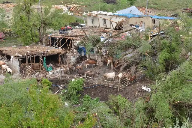 Kahramanmaraş’ın Elbistan ilçesini yine hortum vurdu. İlçeye bağlı 25 haneli mezrada çatıları uçuran, ağaçları yerinden söken hortumu vatandaş deprem zannetti. 