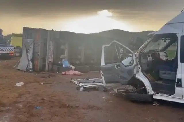 Tarsus-Adana-Gaziantep Otoyolu'nda 3 tır, servis ve hafif ticari aracın karıştığı zincirleme kaza meydana geldi. 2 kişinin hayatını kaybettiği, 20 kişinin yaralandığı kazada ortalık savaş alanına döndü.