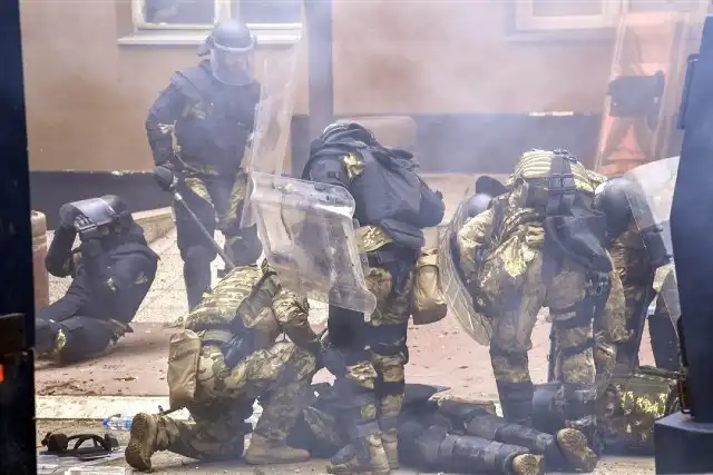 Kosova'nın kuzeyinde, çoğunluğunu Sırpların oluşturduğu bölgede Arnavut belediye başkanlarının göreve başlamalarına karşı çıkan göstericiler ile güvenlik güçleri arasında gerilim yükseliyor. 