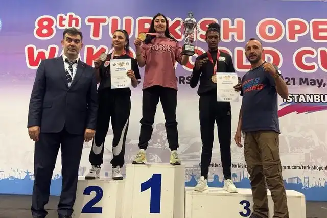 Gümüşhane'nin Kelkit ilçesinde yaşayan 22 yaşındaki Feyzanur Azizoğlu, İstanbul'da düzenlenen 8. Turkish Open WAKO Dünya Kupası'nda 56 kilogram kategorisinde tüm rakiplerini mağlup ederek Dünya şampiyonu oldu. Feyzanur'un bu büyük başarısı, ilçedeki kız çocuklarına ilham kaynağı oldu.