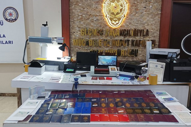 Sahte pasaport düzenledikleri iddiasıyla yabancı uyruklu 3 kişi, İstanbul'un Fatih ve Başakşehir ilçelerinde düzenlenen operasyonlarla yakalandı. 