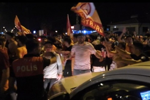 Hatay'ın Samandağ ilçesinde şampiyonluk kutlamaları sırasında ilginç bir olay yaşandı. Belediye personelinin, sinek ilaçlama aracıyla şampiyonluk kutlaması yapan Galatasaray taraftarlarının arasına girmesi taraftarların tepkisine neden oldu.