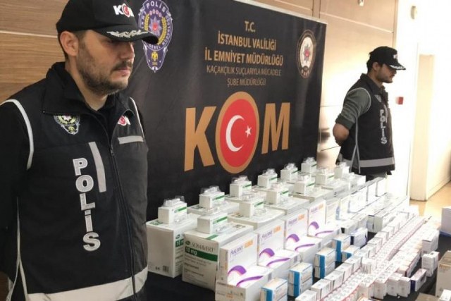 Pendik ilçesinde gerçekleştirilen operasyonda, kaçak yollarla Türkiye'ye sokulan 15 bin 289 adet kanser, genetik ve çeşitli nadir hastalıkların tedavisinde kullanılan 10 milyon lira değerinde ilaç ele geçirildi.