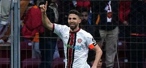 Fatih Karagümrük takımında forma giyen İtalyan sol kanat oyuncusu Fabio Borini, kulüpten ayrıldığını duyurdu.