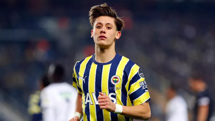 Fenerbahçe, genç oyuncusu Arda Güler'in sözleşmesinin uzatıldığını Türkiye Futbol Federasyonu'na (TFF) bildirdi.