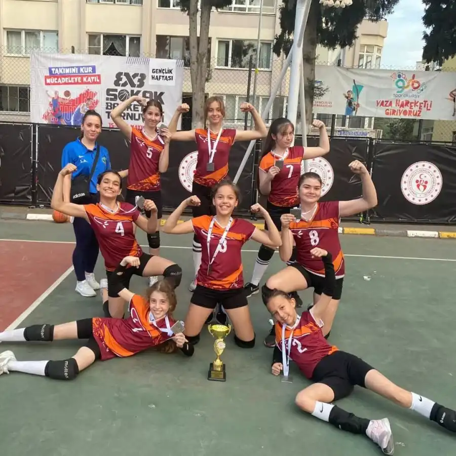 Balıkesir Büyükşehir Belediyesi tarafından düzenlenen mini voleybol turnuvasına katılan Şehit Erbil Arslan Ortaokulu sporcuları, turnuva sonunda 3'üncülüğe hak kazanarak başarılarına bir başarı daha eklemeye devam ediyor.