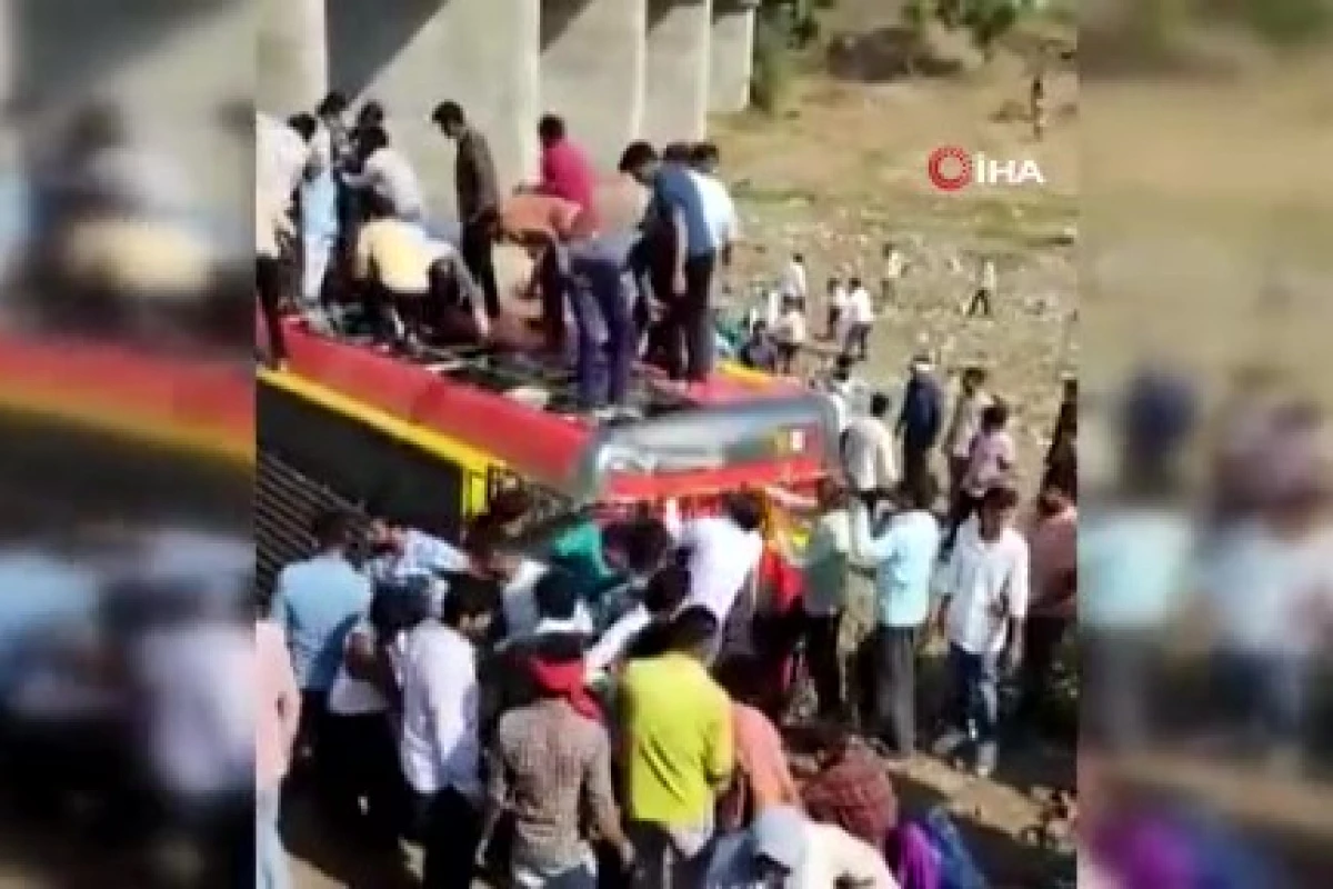Hindistan’da bir otobüs, sürücüsünün direksiyon hakimiyetini kaybetmesinin ardından köprüden uçtu. Yaşanan olayda 22 kişi hayatını kaybetti.