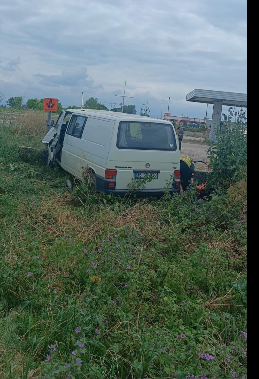 Karacabey’de bir kamyonetin kontrolünü kaybedip şarampole düşmesi sonu meydana gelen kazada 1 kişi hayatını kaybetti, 2 kişi de yaralandı.