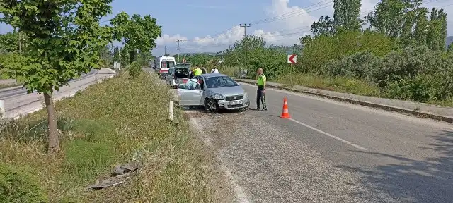 Erdek, Düzler mevkiinde kontrolden çıkan otomobilin ağaçlara çarpması sonucu tek taraflı maddi hasarlı kaza meydana geldi.