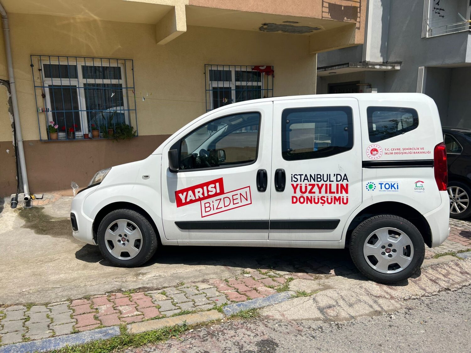Yarısı Bizden kampanyasına başvuruların başlamasıyla birlikte kentsel dönüşüm projesinde riskli yapılarını yeniletmek isteyen vatandaşların binalarında incelemeler başladı.