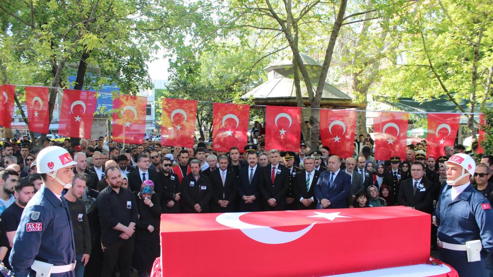 Piyade Uzman Çavuş Yunus Öztürk, Şırnak'taki otobüs kazasında şehit düştükten sonra memleketi Balıkesir'in Gönen ilçesinde gözyaşları içinde defnedildi.