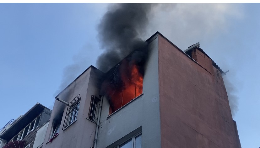 Beyoğlu’nda 4 katlı binanın çatı katında çıkan yangın paniğe neden oldu. 