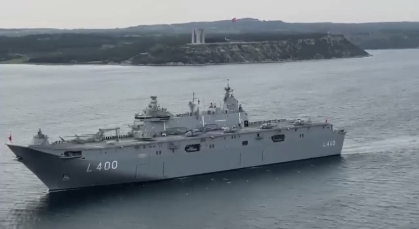 TCG Anadolu, Çanakkale Boğazı’ndan geçişi sırasında Şehitler Abidesi'ni selamladı.