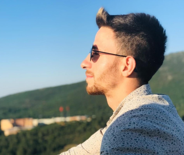 Kadıköy Rıhtım'da şarkı söyleyen Cihan Aymaz isimli genç, istek şarkı tartışmasında bıçaklanarak öldürüldü.