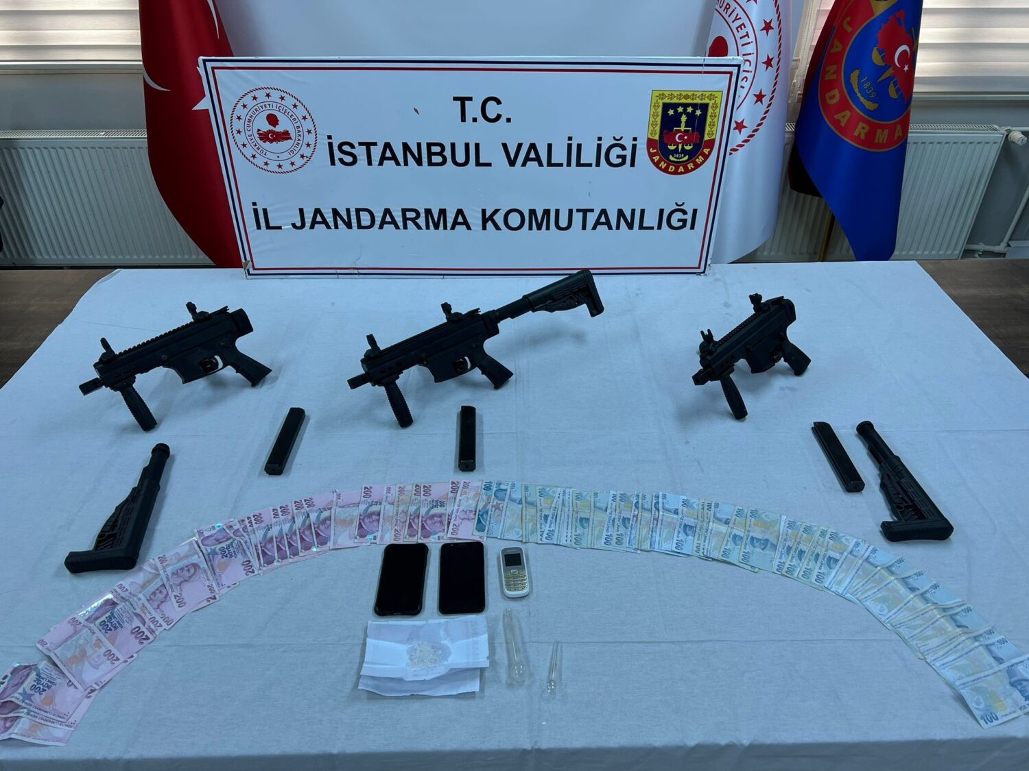 İstanbul İl Jandarma Komutanlığı ekipleri, gerçekleştirdikleri iki ayrı operasyonda yasadışı silah ticareti yapan 4 kişiyi yakaladı. Operasyonlar sırasında, çok sayıda silah, uyuşturucu madde ve 14 bin TL nakit para ele geçirildi.